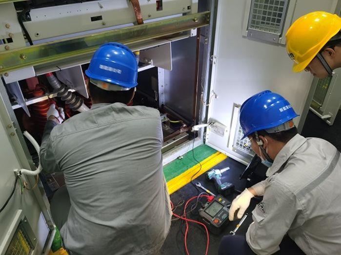 檢修員對避雷器進行絕緣測試(攝影:任青清) 檢修員對避雷器進行絕緣測試(攝影:任青清)