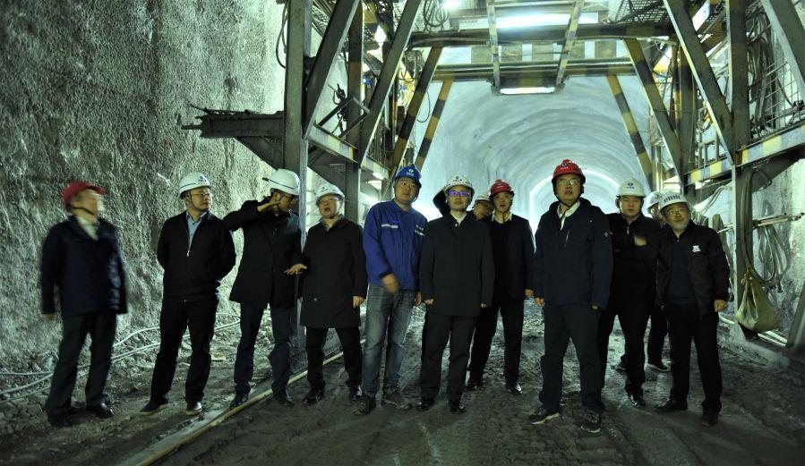 察看施工現(xiàn)場(chǎng)（清江公司供稿）